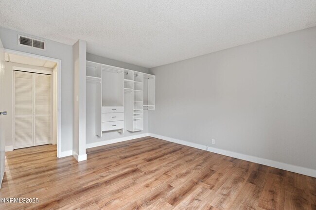 Building Photo - 2955 Lakeside Dr