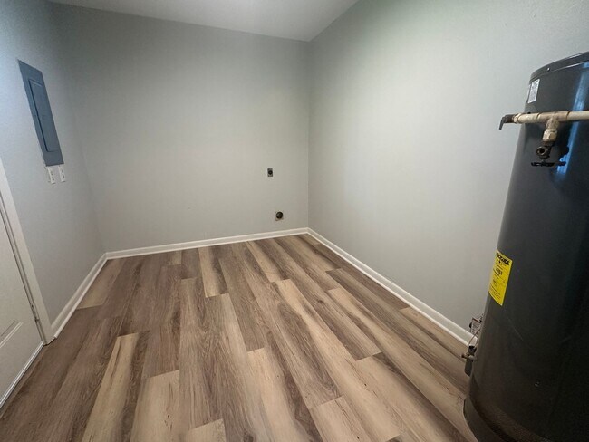 Building Photo - Lynbrook Subdivision