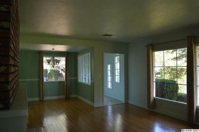 Building Photo - Large 4 Bedroom Orchards Home with private...