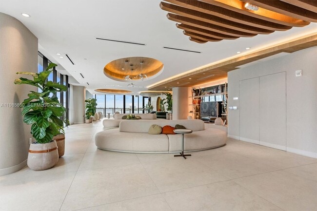 Building Photo - 700 NE 24th St