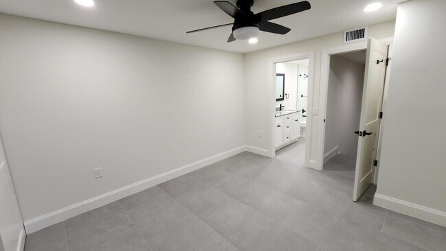 Building Photo - 2026 20th Ct
