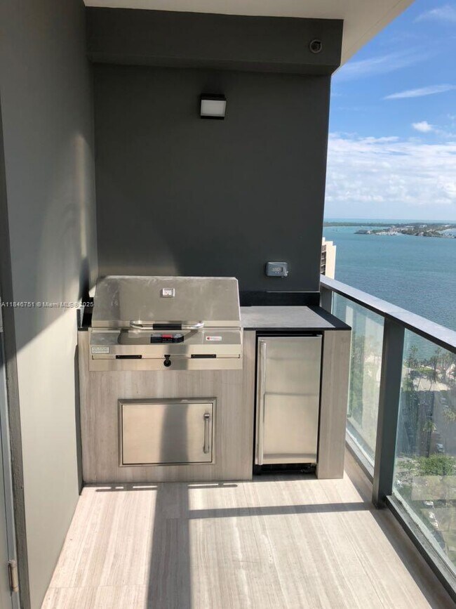 Building Photo - 1451 Brickell Ave