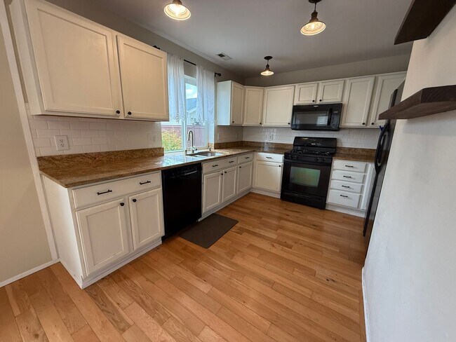 Building Photo - 3 Bedroom DuPont Home for Rent