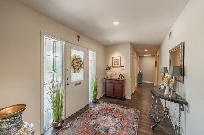Building Photo - Spacious 3 Bed, 2 Bath Duplex in the Heart...