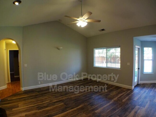 Building Photo - 612 W 6th Ave