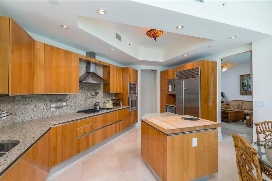 Building Photo - 16051 Collins Ave