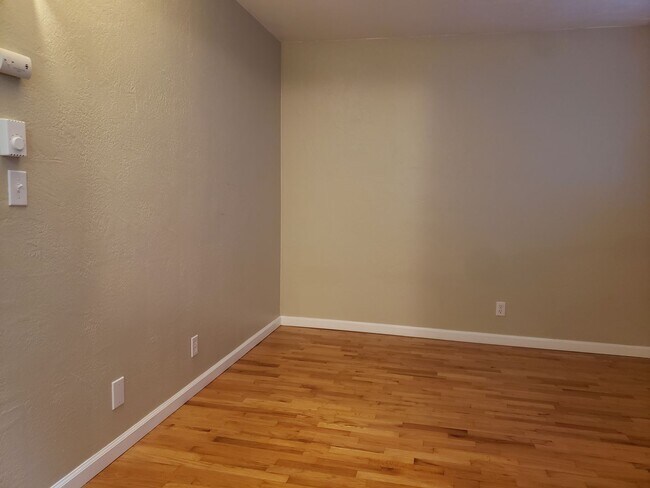 Building Photo - Fremont - Small Building - 1BR Top Floor C...