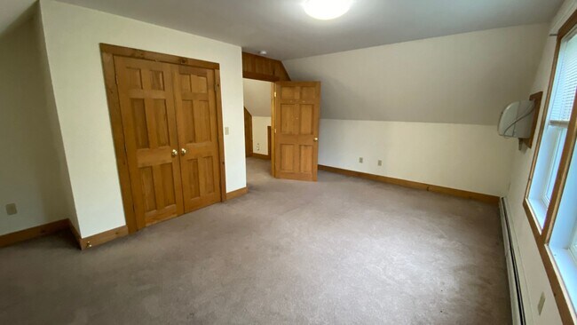 Building Photo - UNH Student Rental Available for the 2026-...