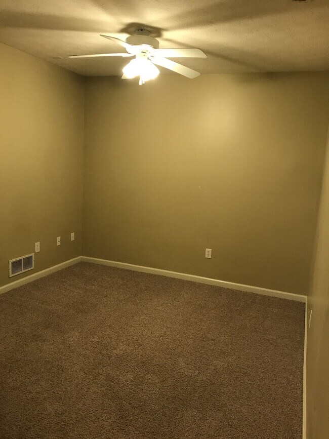 Building Photo - 2 Bedroom Townhouse Available July 2026;  ...