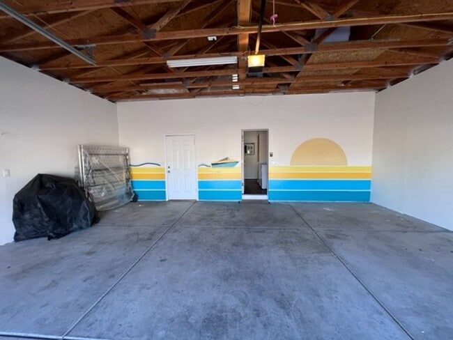 Building Photo - Fully furnished 3 BR Home Includes Utiliti...