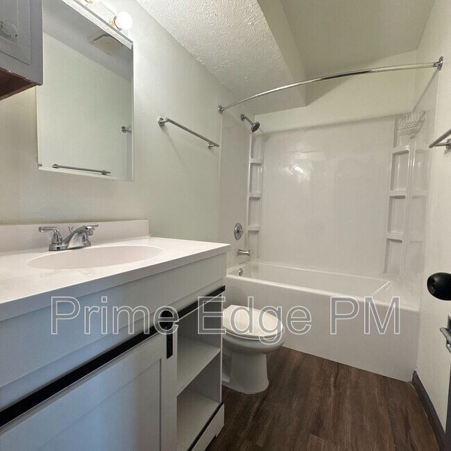 Building Photo - 1109 N 28th St