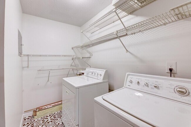 Building Photo - 529 Warm Springs Cir