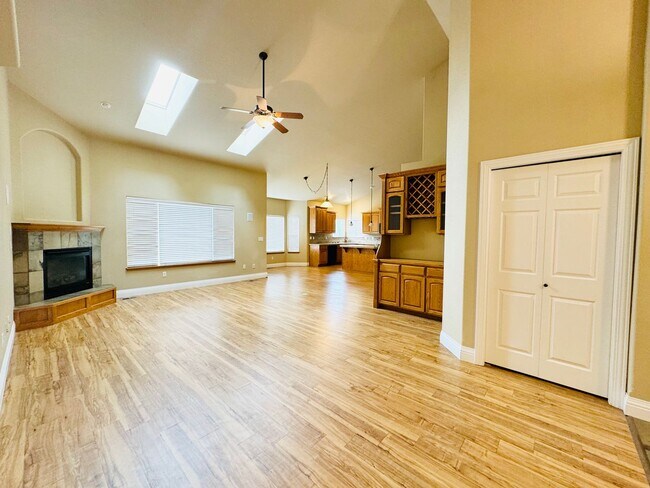 Building Photo - Stunning Executive 4 Bedroom 2 Bath Home in Northwest Loveland - 3-Car Garage and neighborhood po...