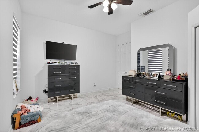 Building Photo - 416 SW Horseshoe Bay