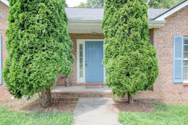 Building Photo - 3 bed 2 bath w sweet basement.  Go