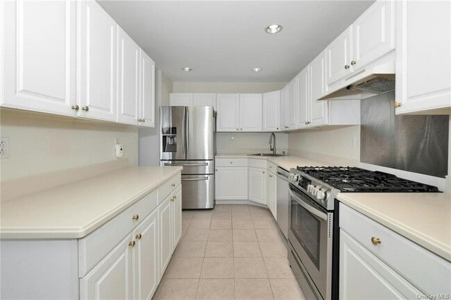 Building Photo - 31 Underhill Dr