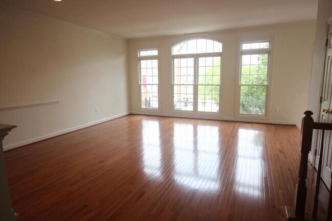 Building Photo - 4555 Fair Valley Dr