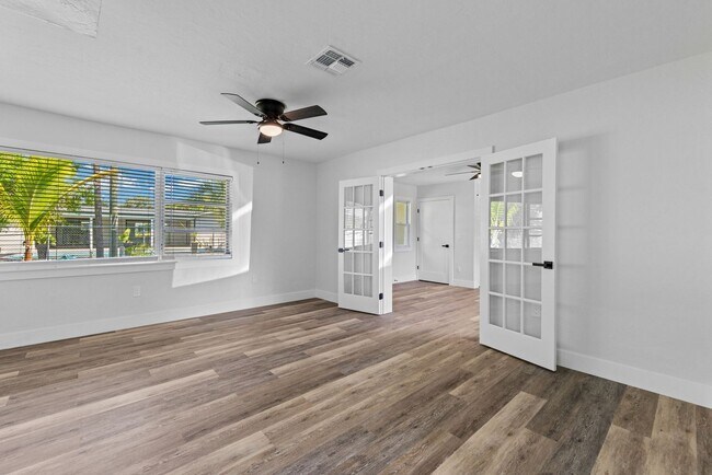 Building Photo - SFH Fort Myers 1561