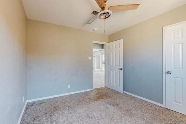 Building Photo - NE PUEBLO STYLE 3 Bedroom 2 Bath 1824/SF