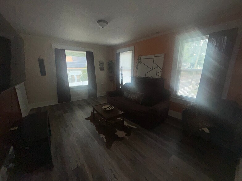 Building Photo - Room in Apartment on Kerr St NW
