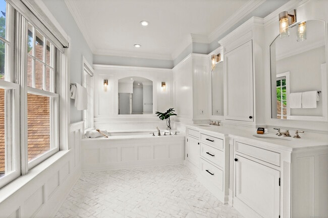 Building Photo - 7 Mayflower Ln