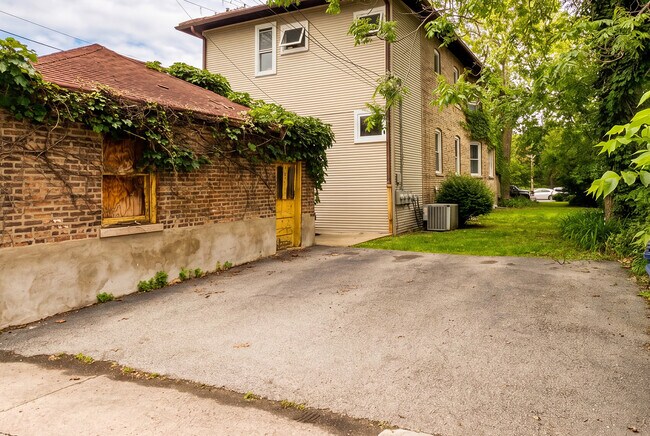 Building Photo - 511 S Lombard Ave
