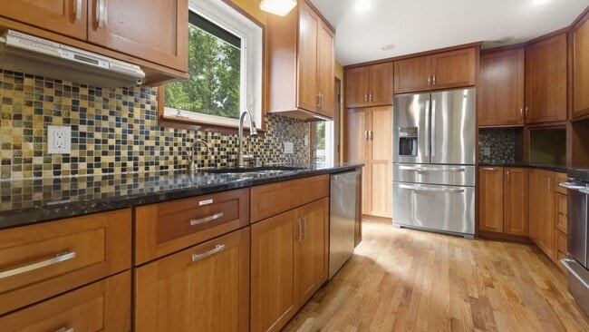 Building Photo - Beautifully Remodeled Bellevue Home in Prime Location