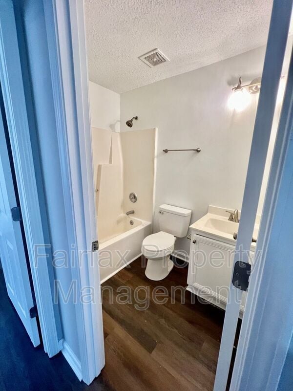 Building Photo - 201 Ridge Lake Dr