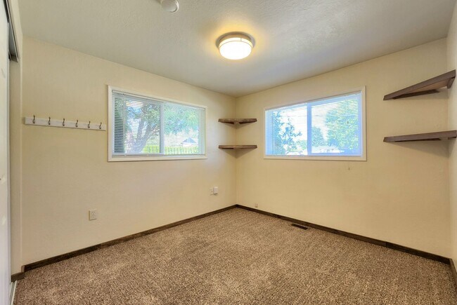 Building Photo - 10914 Willow Rd