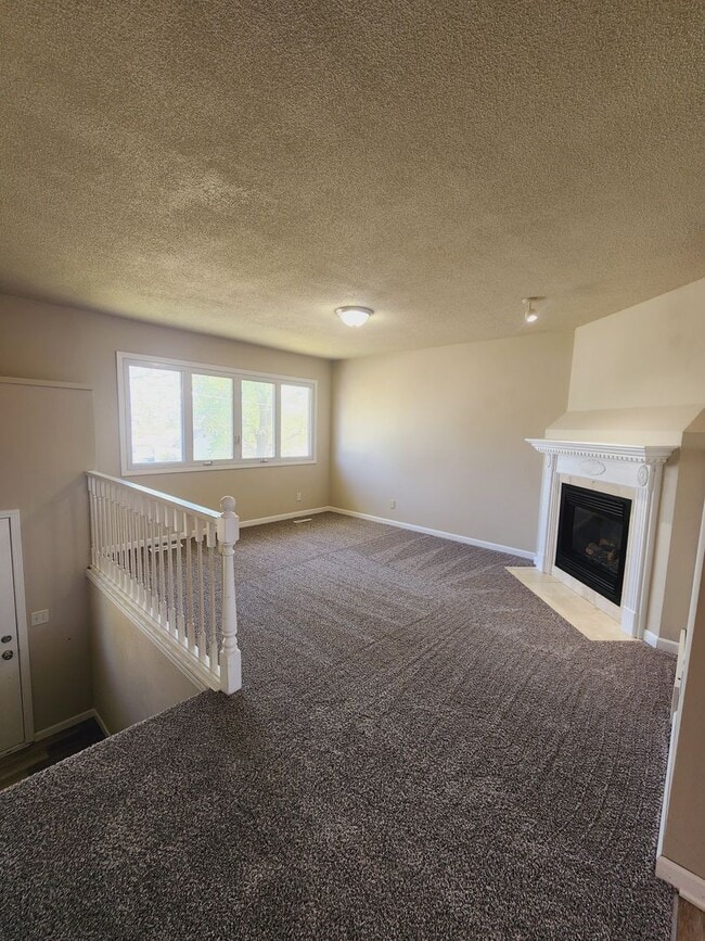 Building Photo - 3 Bedroom 2 Bath Home Available in Knoxville