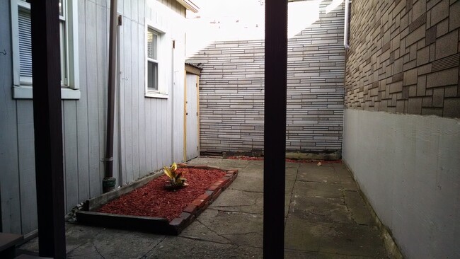 Building Photo - 3 Bedroom, 1 Bathroom Single Family Home (...