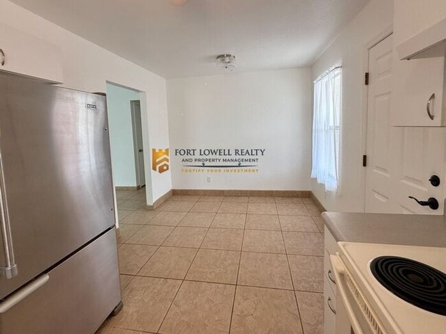 Building Photo - Charming three bedroom - two bathroom GREA...