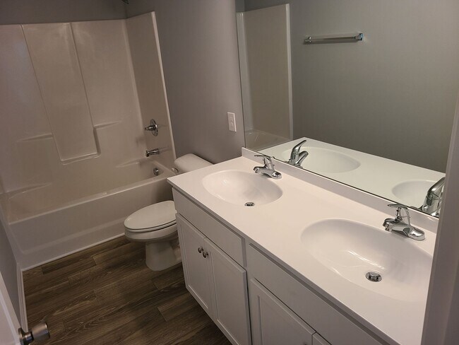 Building Photo - Beautiful end unit - 2 bedroom 2.5 bath townhome - Holly Ridge