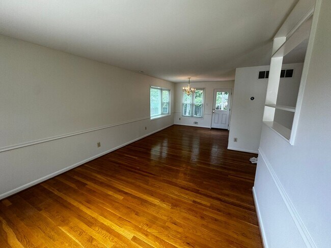 Building Photo - Split level 4-bedroom 3-bathroom home