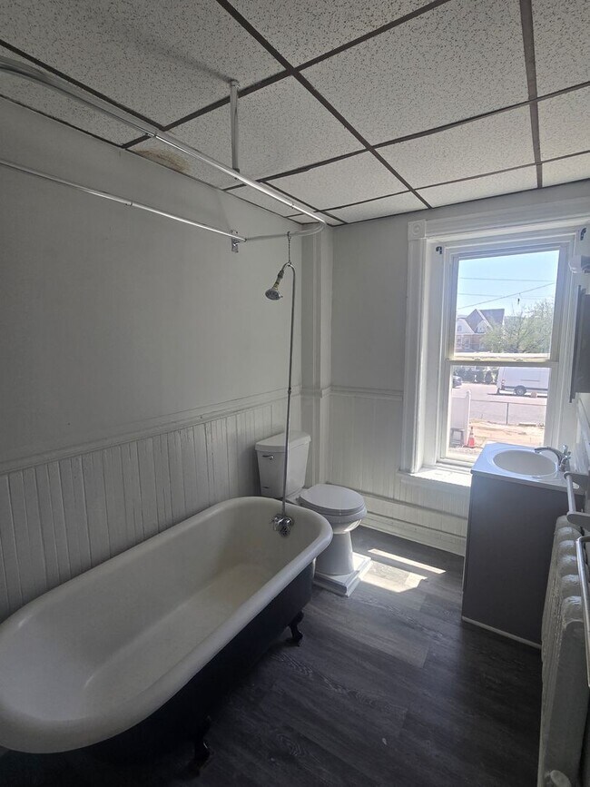 Building Photo - 450-452 W Maple St