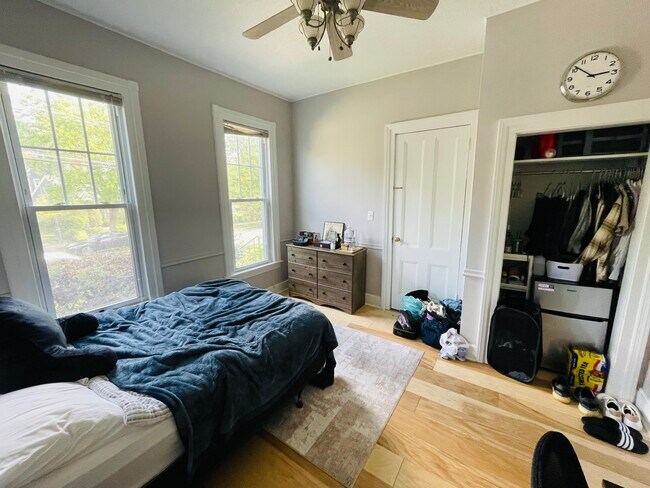 Building Photo - 27 Oak St