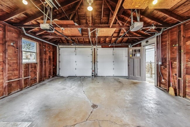 Building Photo - 733 E Rockland Rd