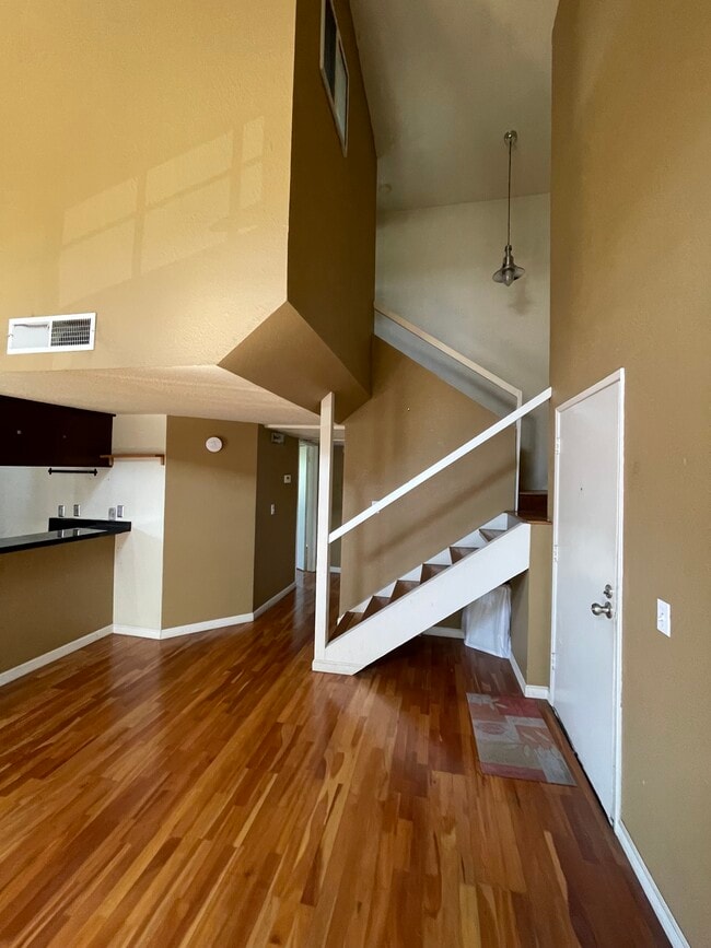 Building Photo - 15946 Vanowen St