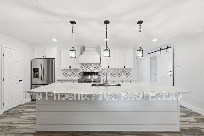 Building Photo - 447 E Carson Dr