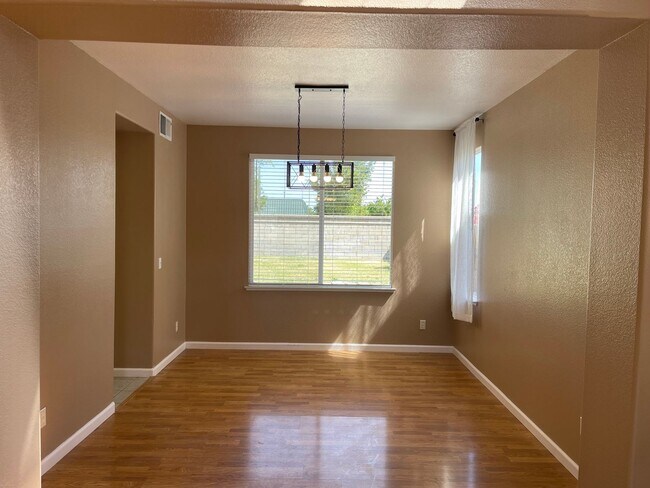 Building Photo - Fresh and Modern 4-Bedroom Home