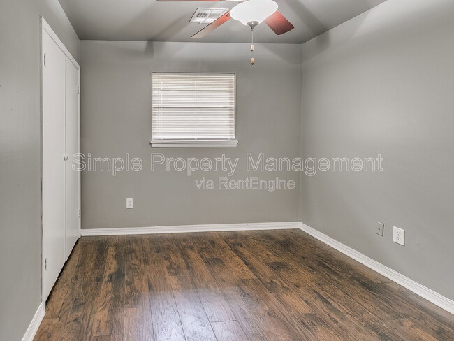 Building Photo - 136 Burton Pl