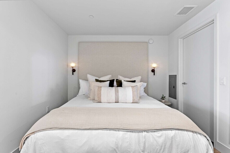 Building Photo - 1049 Seventh Avenue-SI FL7-ID1228264P