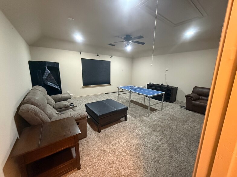 upstairs game room or renter can use as private living room - 1829 Lark Ln