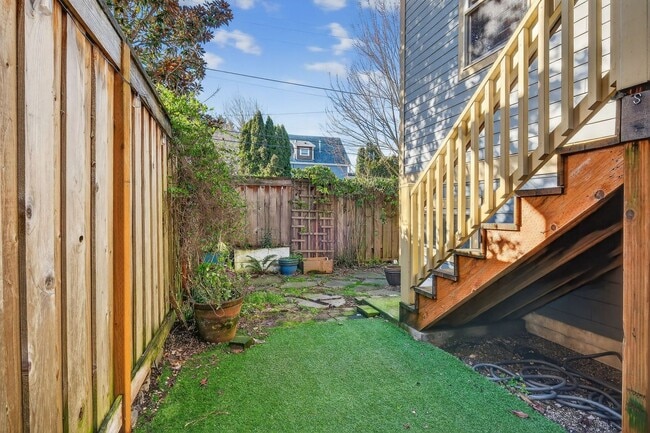 Building Photo - 100 NE Ivy St