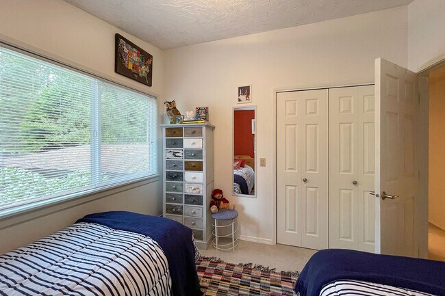 Building Photo - Fully Furnished Home