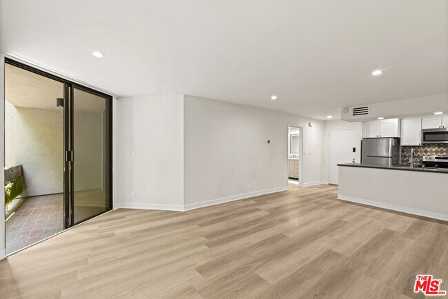 Building Photo - 750 Kings Rd