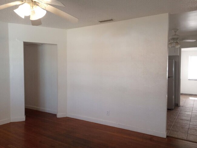 Building Photo - Spacious 3 bedroom 2 bath home with garage