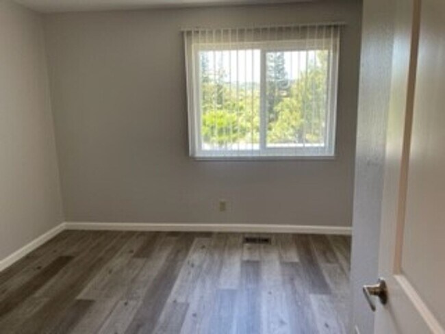 Building Photo - -Spacious 4 Bed 2.5 Bath, House, with Hew Hardwood Floors throughout -