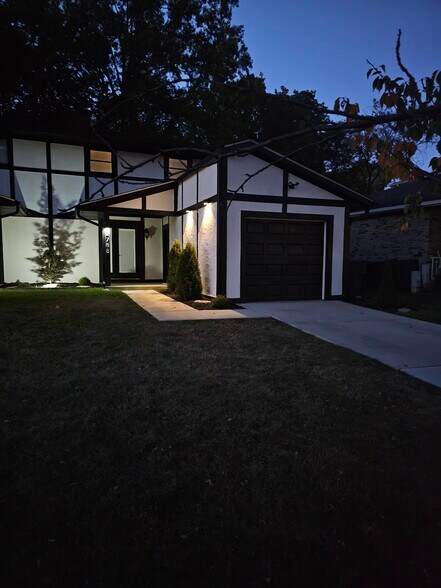 Three-level townhome with attached garage - 2788 Blossom Ave