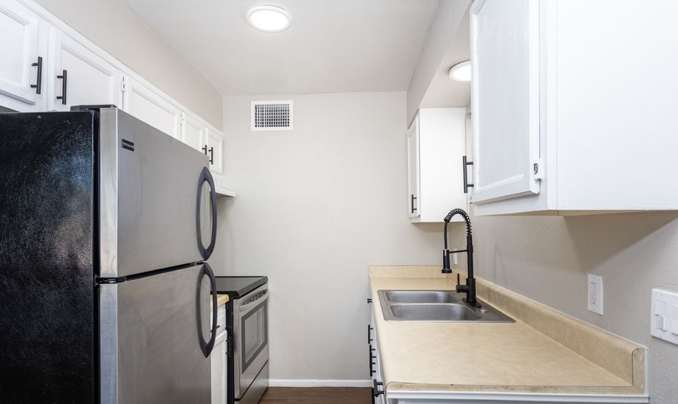 Building Photo - 819 N Arbor Ave